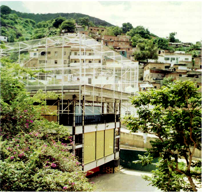 Mateo Pintò, Matias Pintò, Centro ricreativo, Barrio San Miguel de la Vega, Caracas, Venezuela, 1998 – 2000, vista. (da “Praxis” n°5, 2003)
