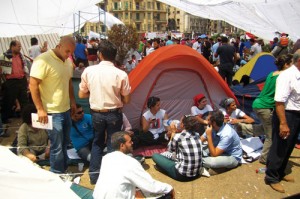 Instant City. Campo di manifestanti in piazza Tahrir. Prodotto da Knell Yolande BBC. Febbraio 2011.