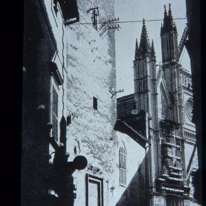 Richard Senett foto del duomo di Orvieto. La relazione che si instaura tra la traiettoria e la torre della televisioneè simile.